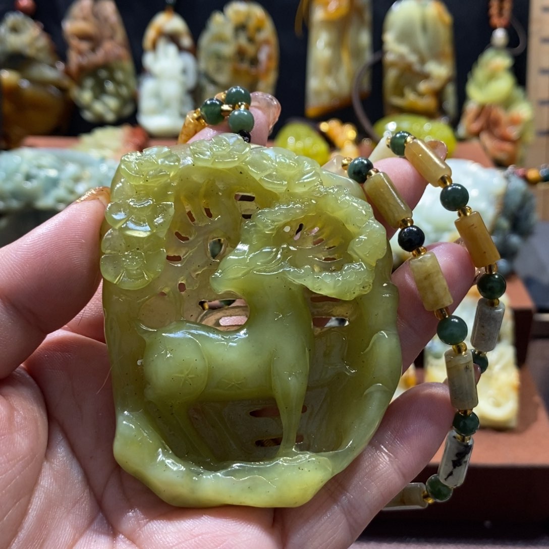 蛇纹石玉颈饰未镶嵌