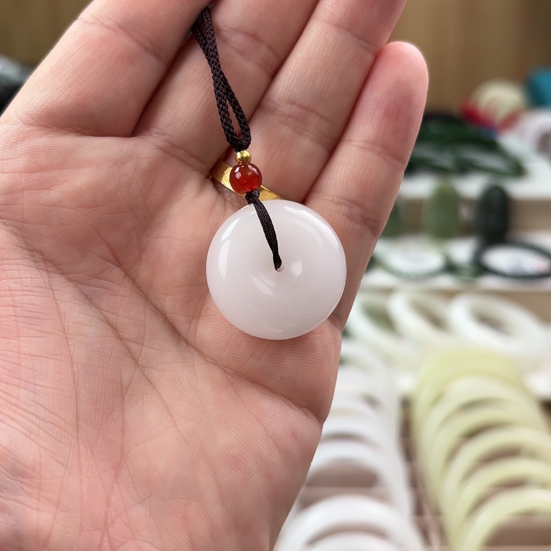 透闪石质玉吊坠(赠链)未镶嵌