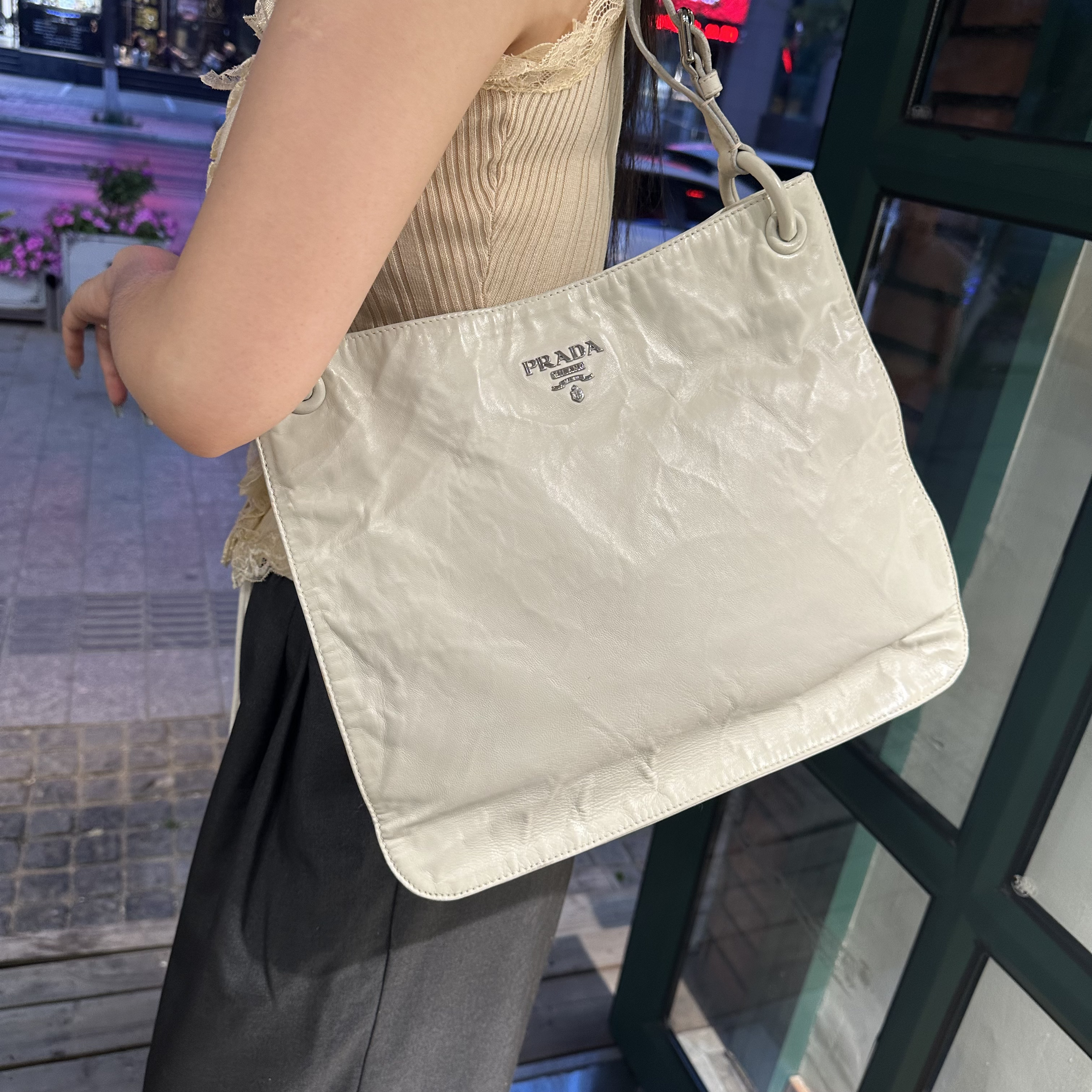 95新 Prada/普拉达 Prada褶皱白色腋下单肩包