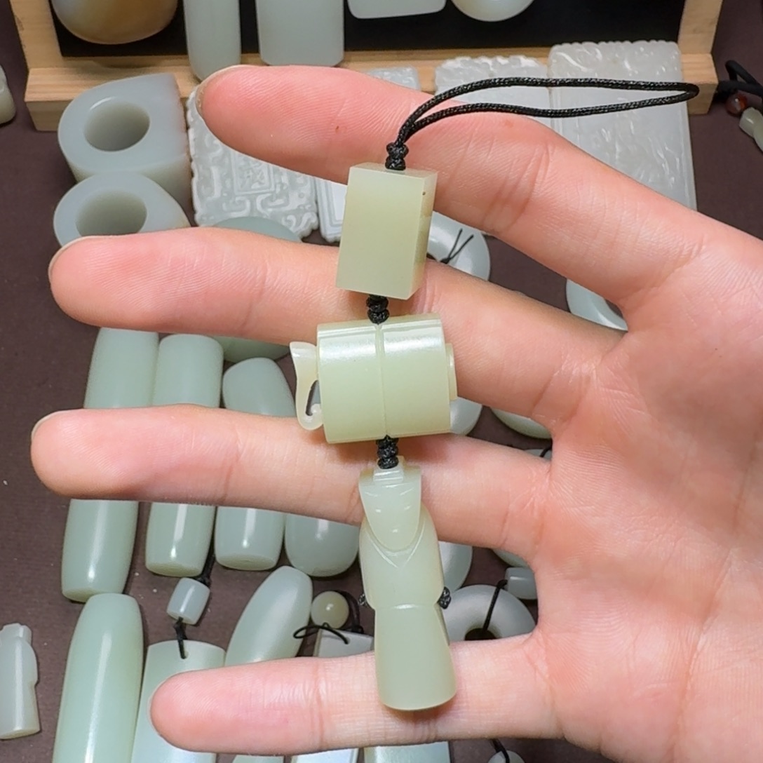 佐***罗和田玉未镶嵌颈饰