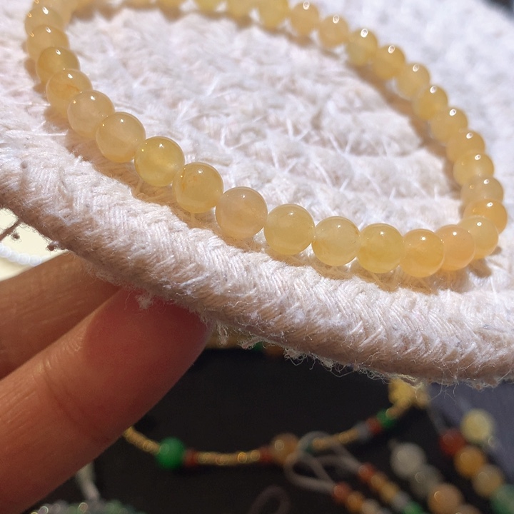 翡翠颈饰未镶嵌鸡油黄手串