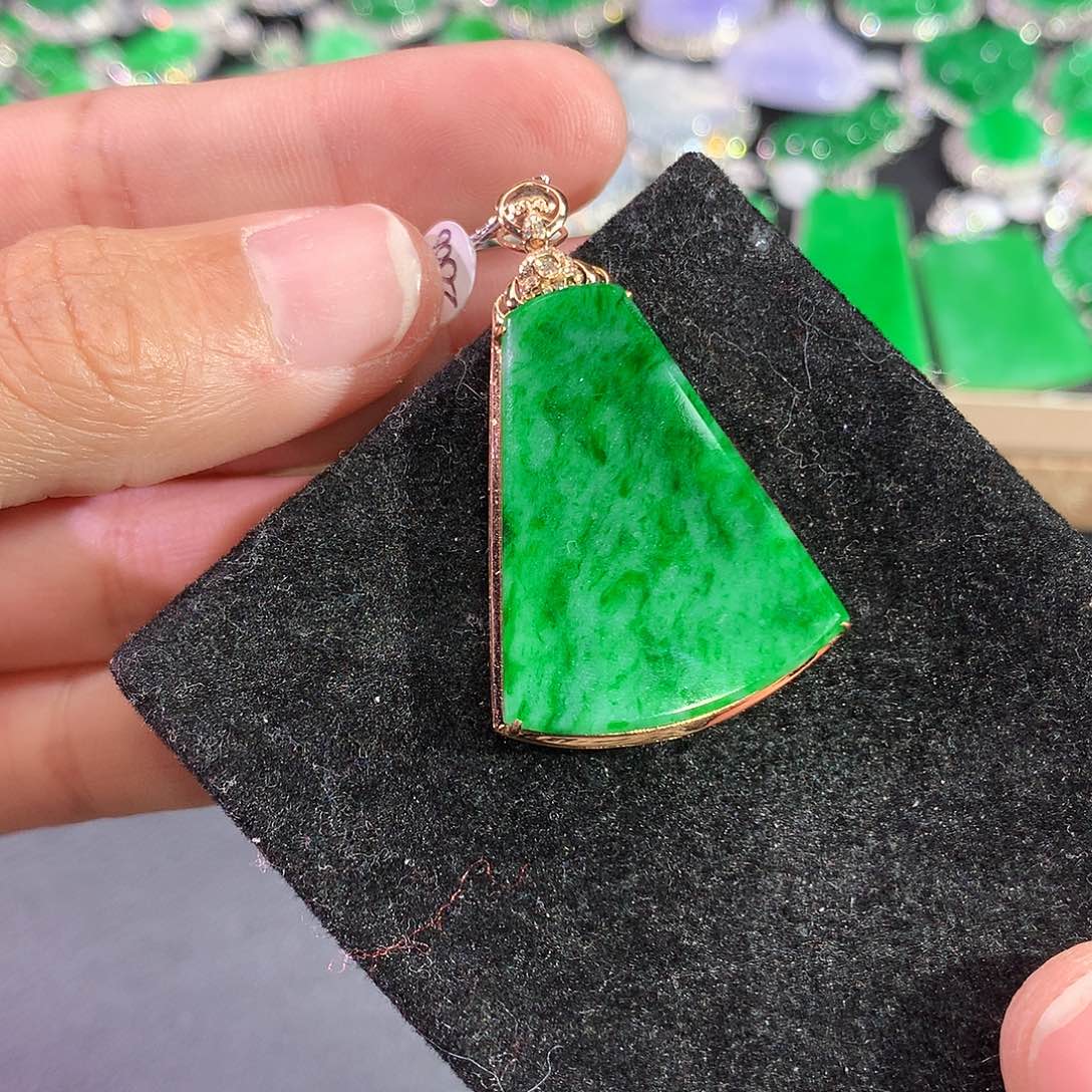 翡翠吊坠(赠链)18K金镶嵌