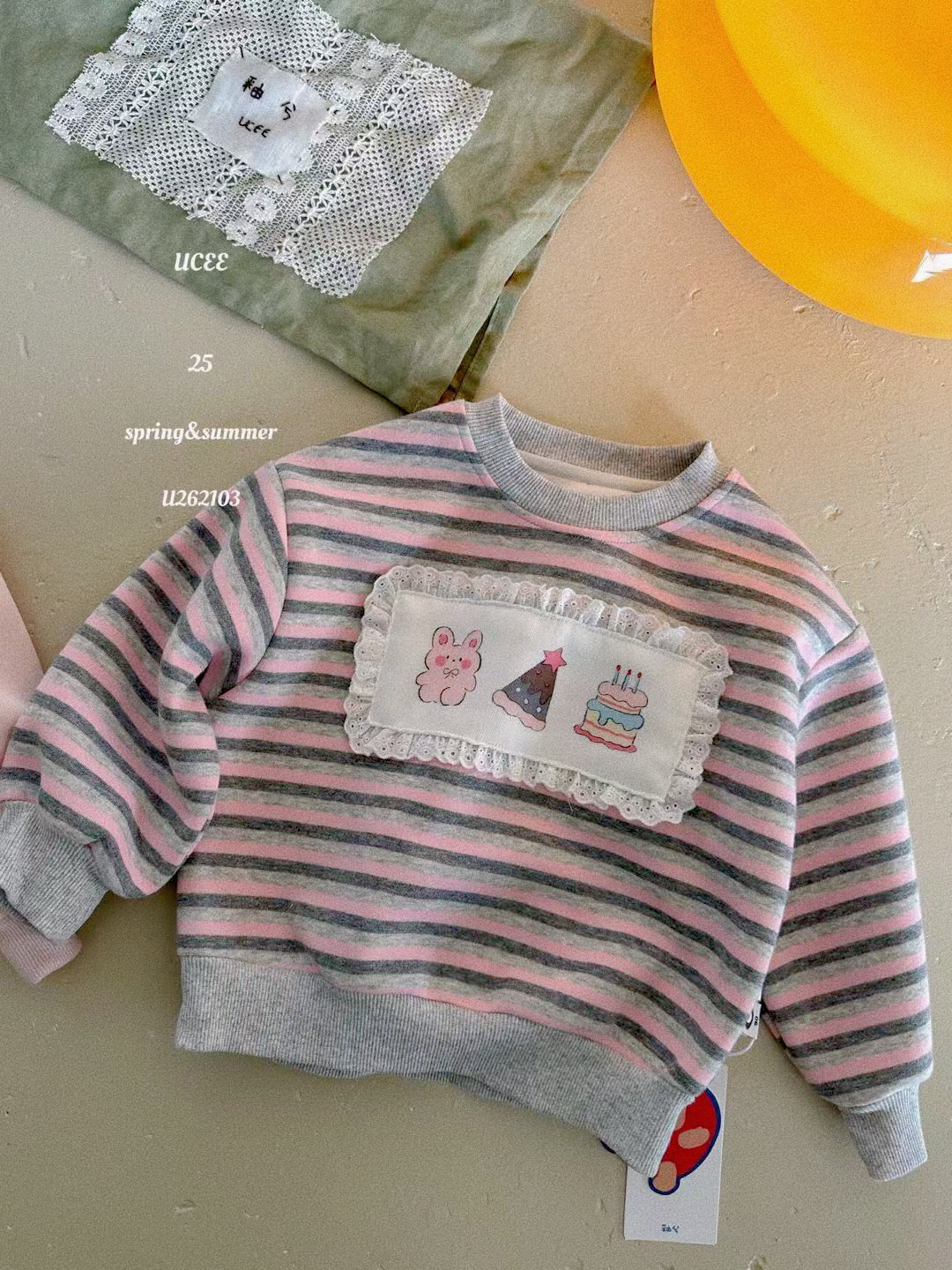 【XTL】2025新春灰粉条纹蕾丝蛋糕兔贴布卫衣262103