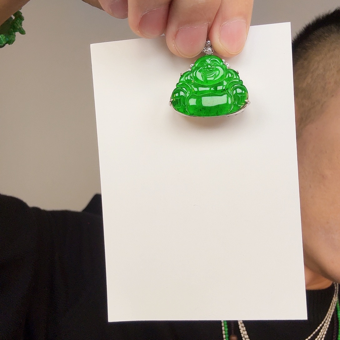 翡翠未镶嵌颈饰一件