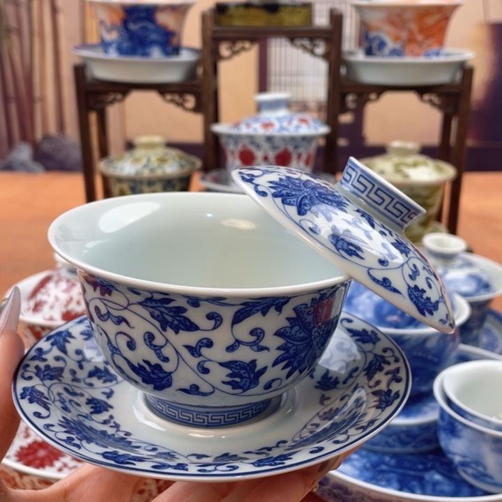 陶摆件青花缠枝莲元宝盖碗