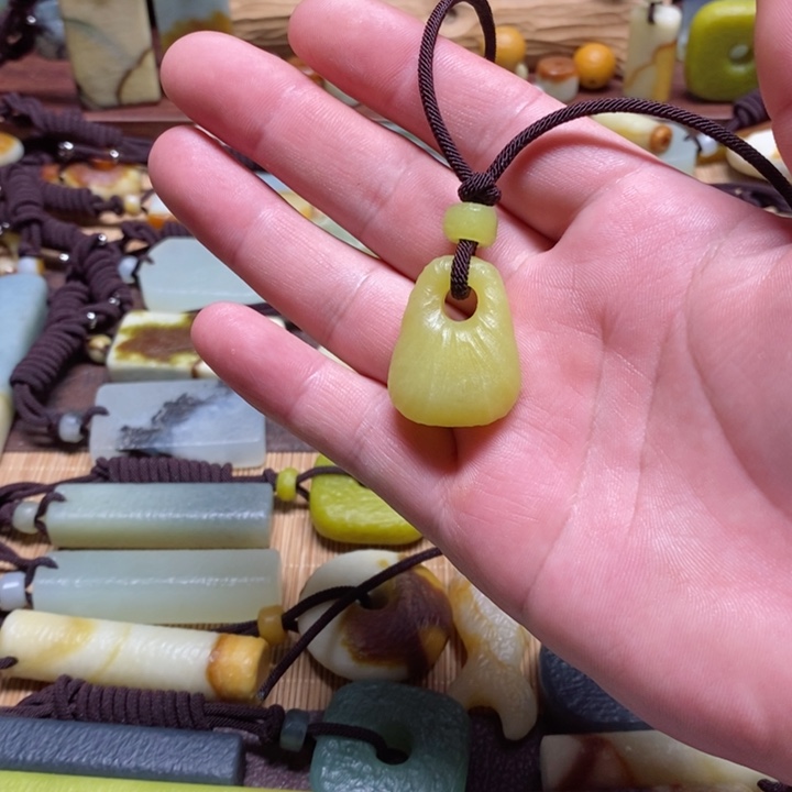 蛇纹石玉挂件未镶嵌