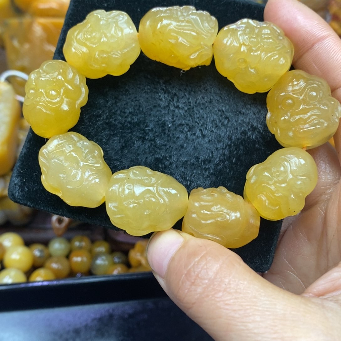 未镶嵌石英质玉（黄龙玉）颈饰