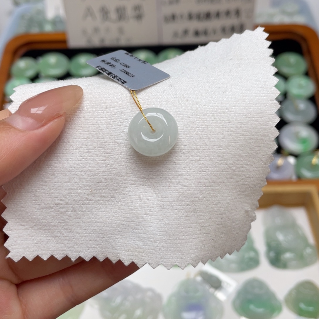 翡翠未镶嵌颈饰平安扣