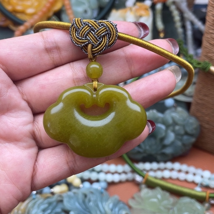 蛇纹石玉吊坠合金