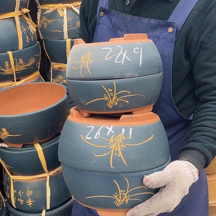 紫砂花盆中香气浓郁且浓郁