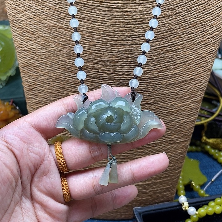 蛇纹石玉吊坠未镶嵌