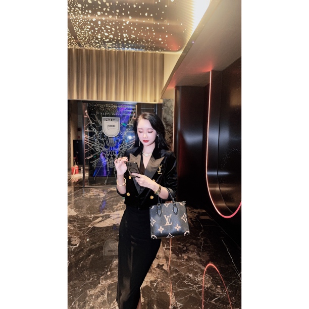【茹哥】秋季新款百搭显瘦翻领短款丝绒西装外套女修身显瘦个性上衣