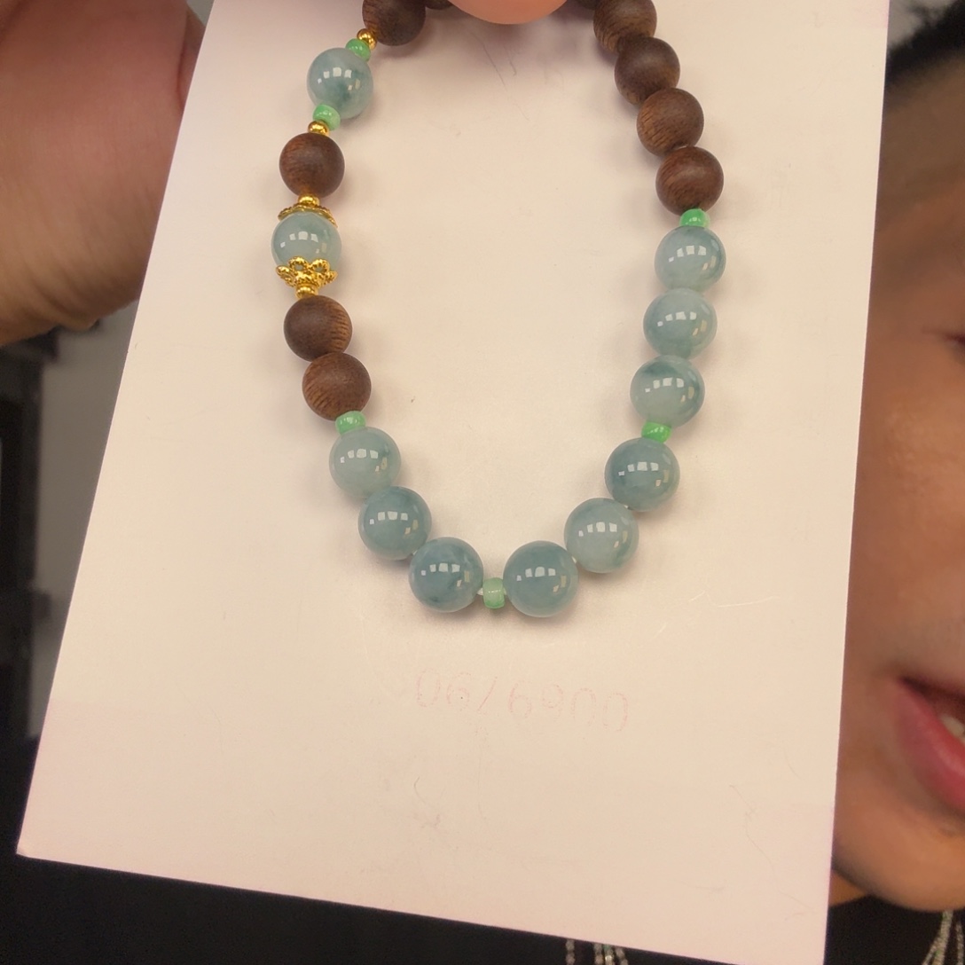 翡翠未镶嵌颈饰一件