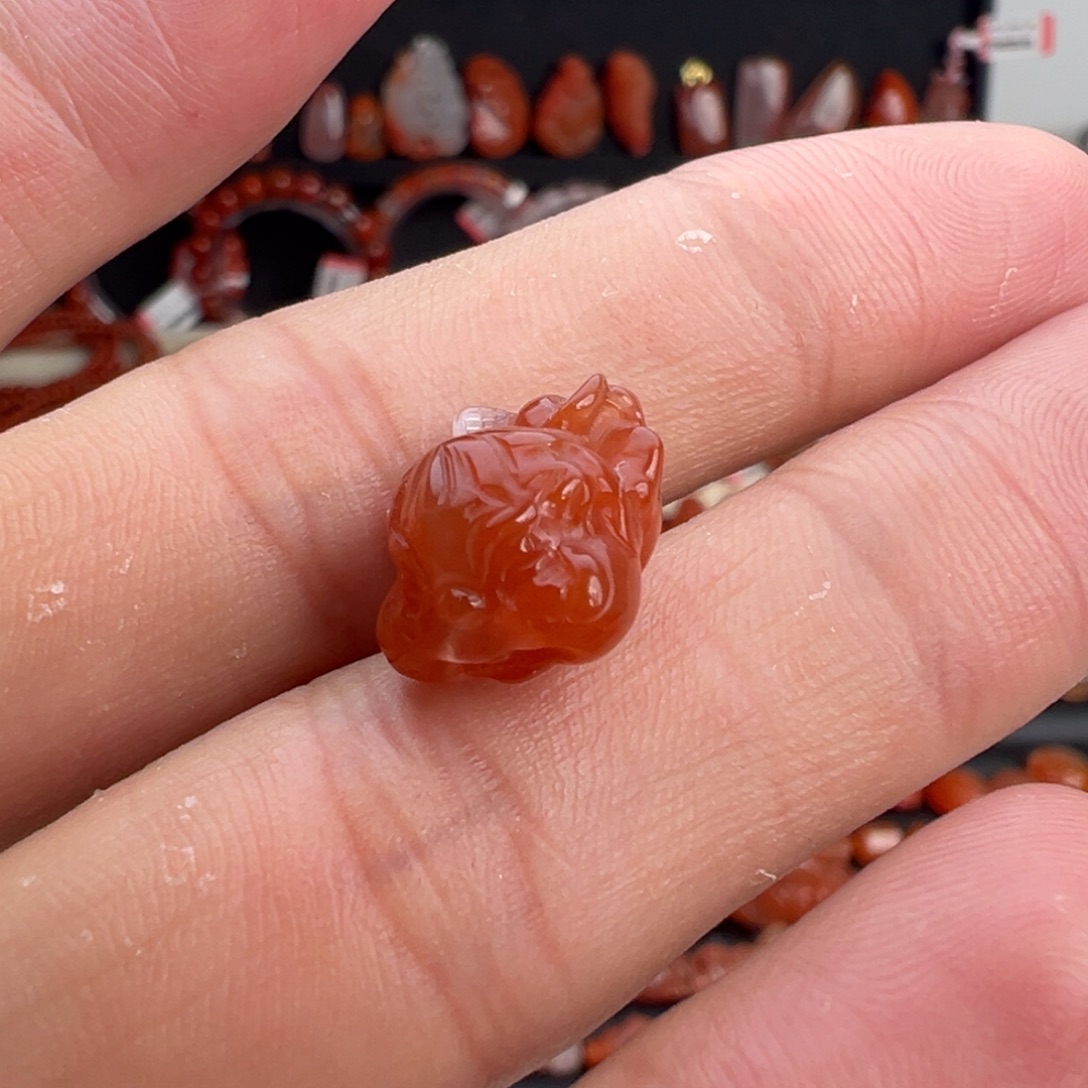 南红玛瑙未镶嵌颈饰飞天貔貅