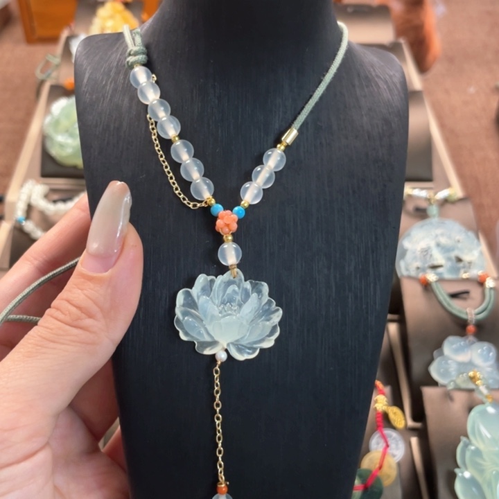 蛇纹石玉颈饰未镶嵌