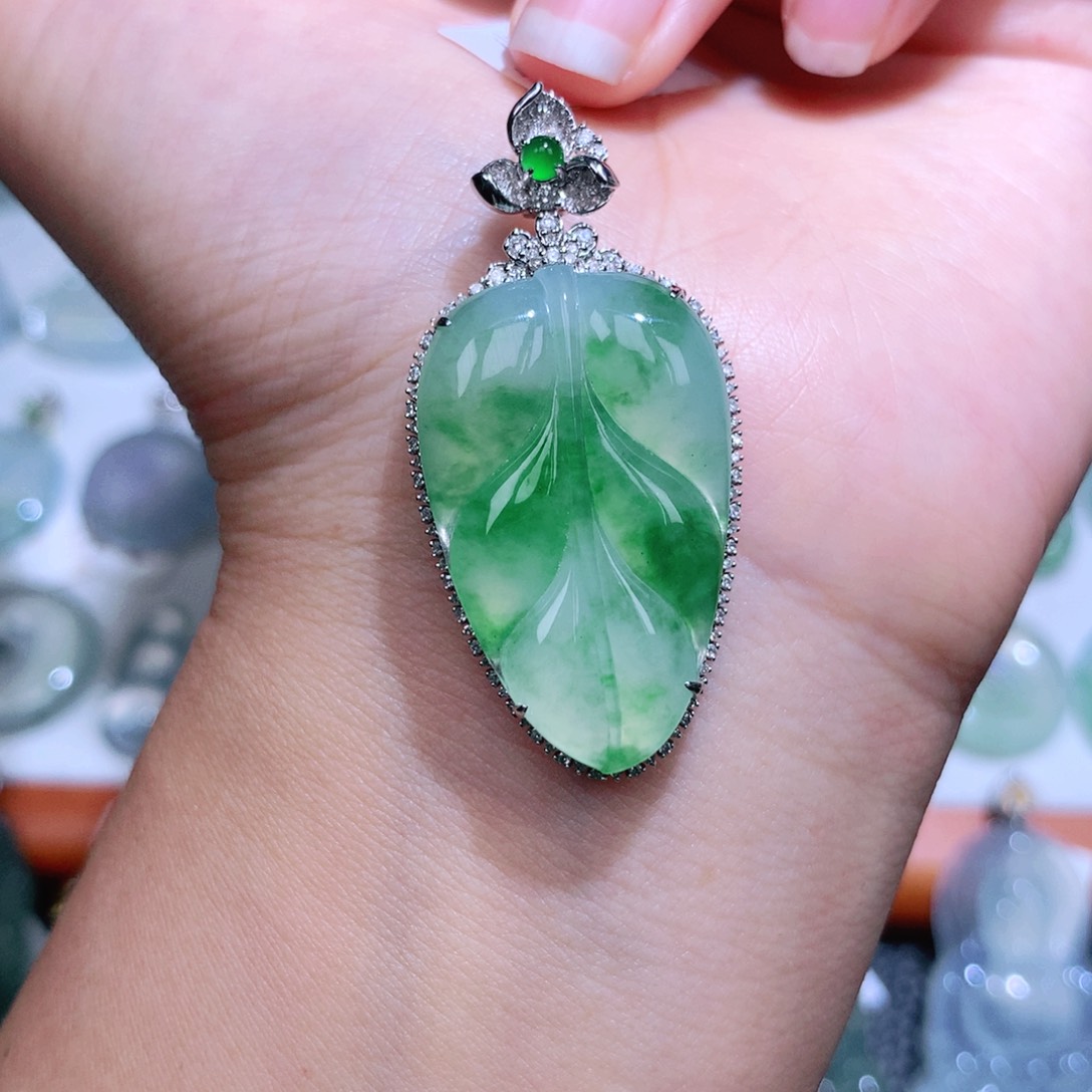 翡翠18K金镶嵌颈饰叶子