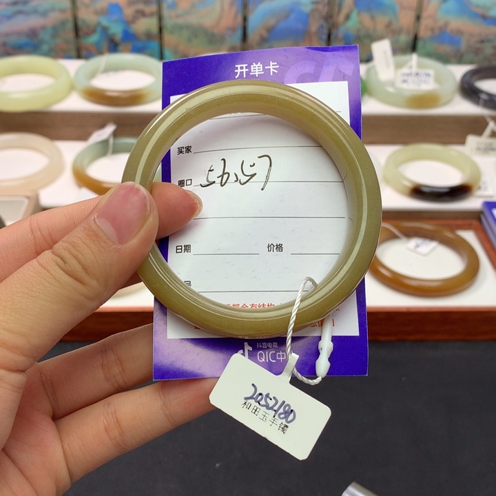 和田玉手镯未镶嵌