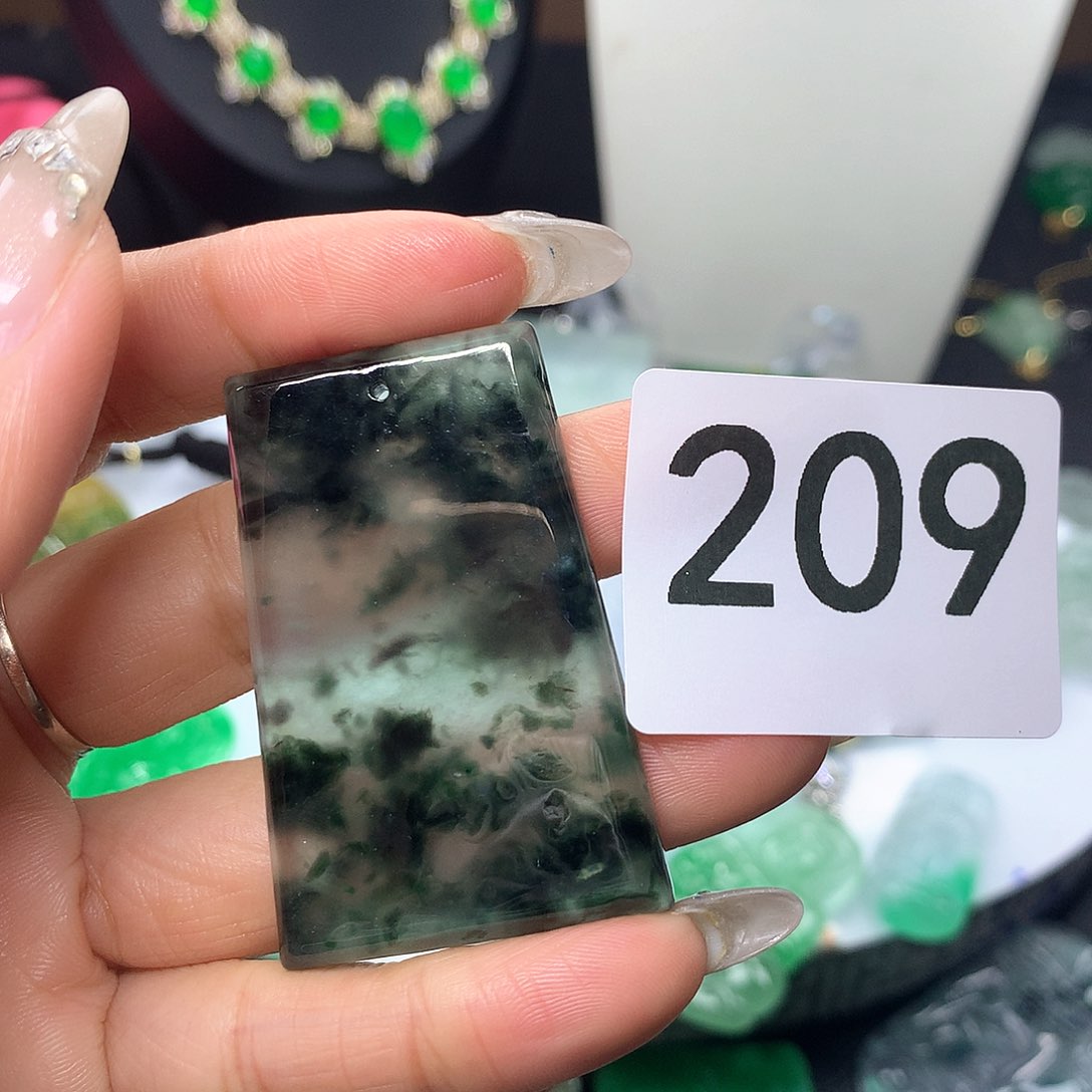 翡翠吊坠(赠链)未镶嵌