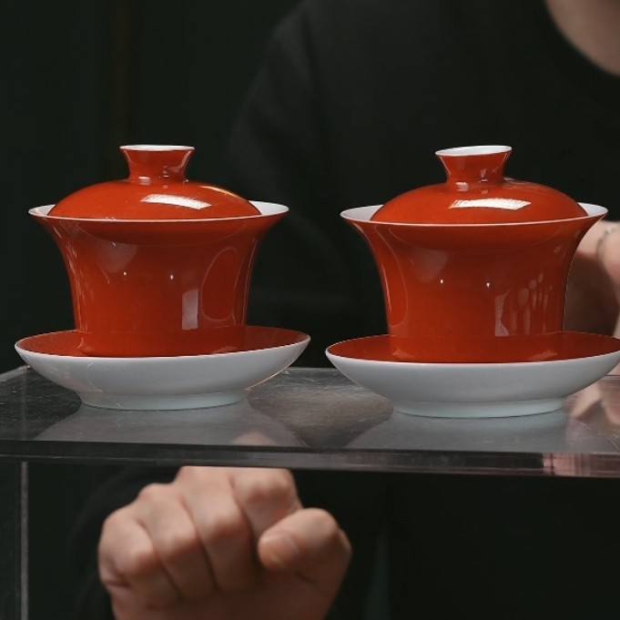 D珊瑚红釉地三才盖碗一对