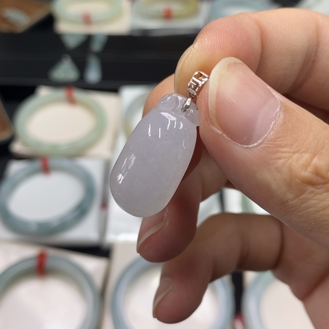 翡翠18K金镶嵌颈饰翡翠福瓜