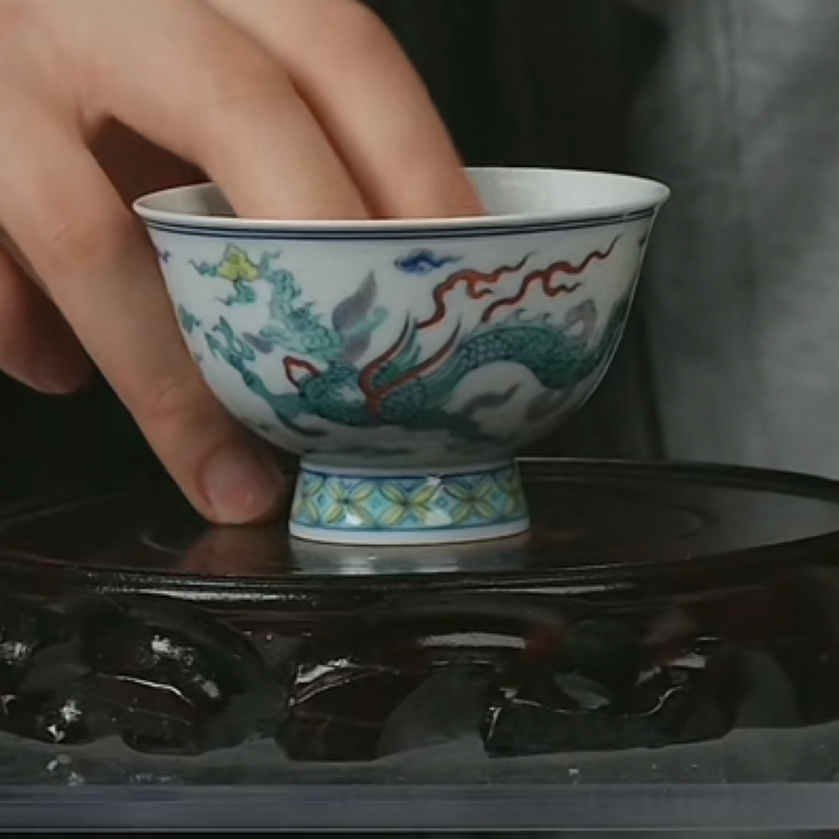 M斗彩双龙戏珠纹高足杯