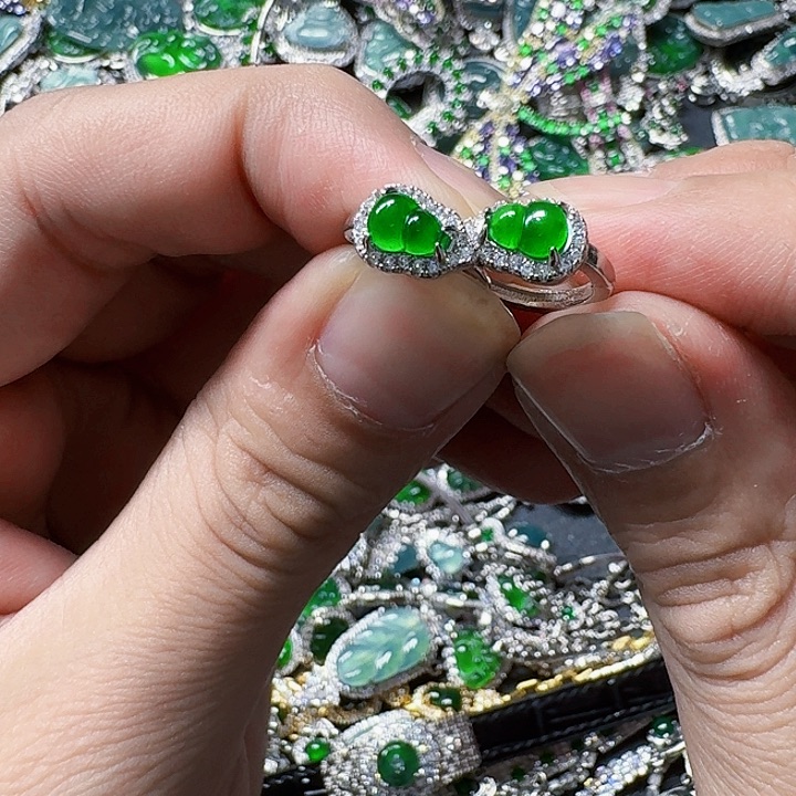 翡翠颈饰未镶嵌天然A货翡翠放漏