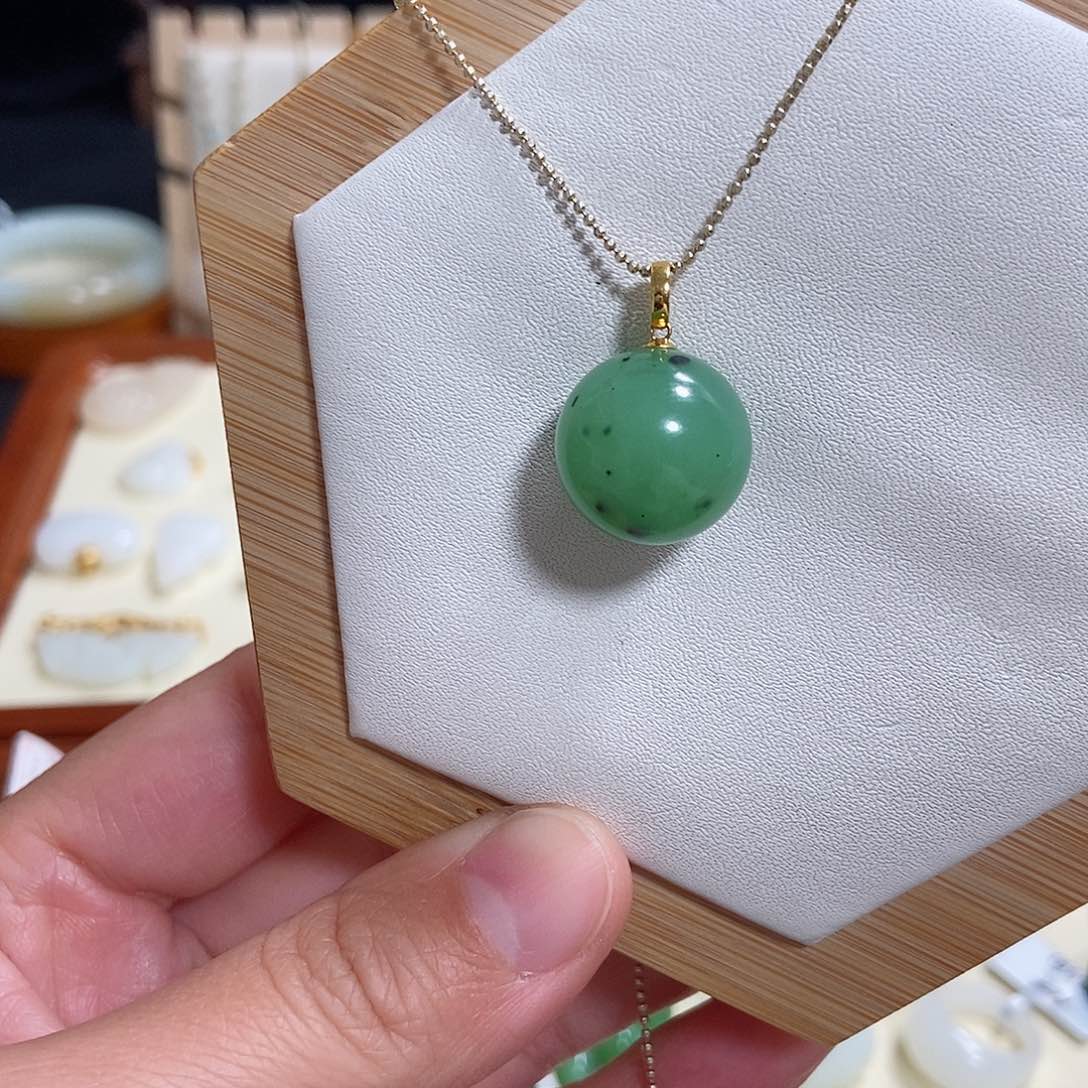 和田玉吊坠(赠链)18K金镶嵌
