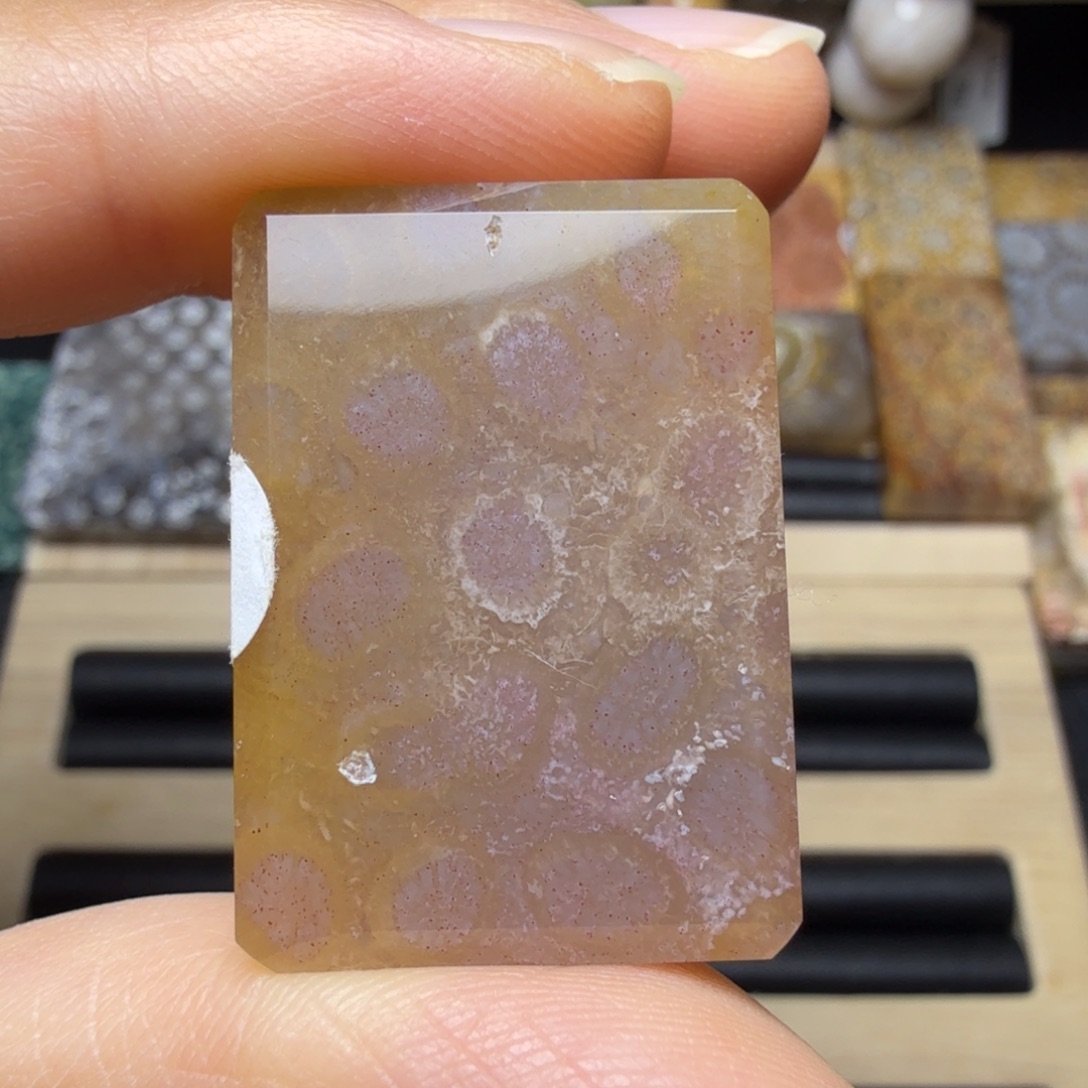 硅化玉未镶嵌糖粉冰，个别骨骼