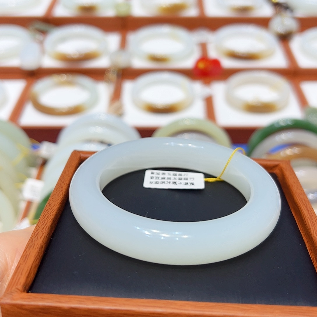 和田玉手镯未镶嵌羊脂白玉57