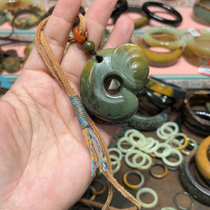 轻***月岫岩河磨玉（透闪石质玉）未镶嵌手镯