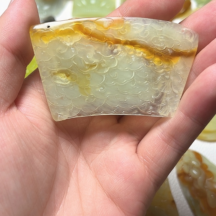 蛇纹石玉未镶嵌颈饰有***得