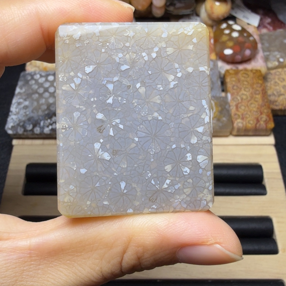 硅化玉未镶嵌冰透蕾丝，又厚又大的方牌