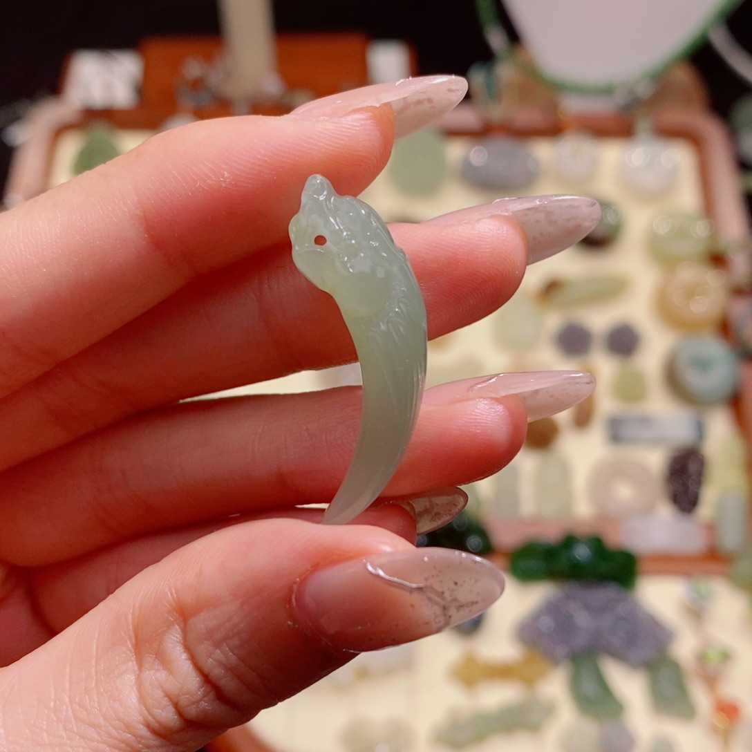 和田玉未镶嵌颈饰龙牙