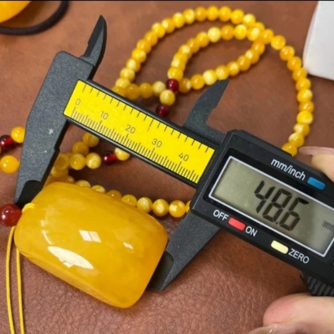 D025鸡油黄小无事牌珠链款