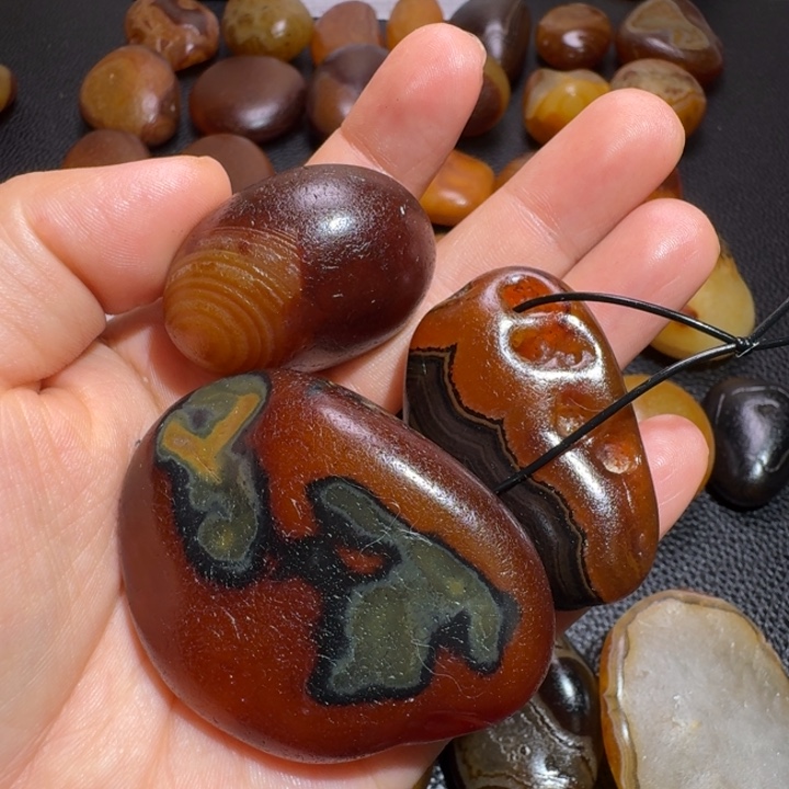 #***通瓷片马达加斯加奇石手把件浮雕