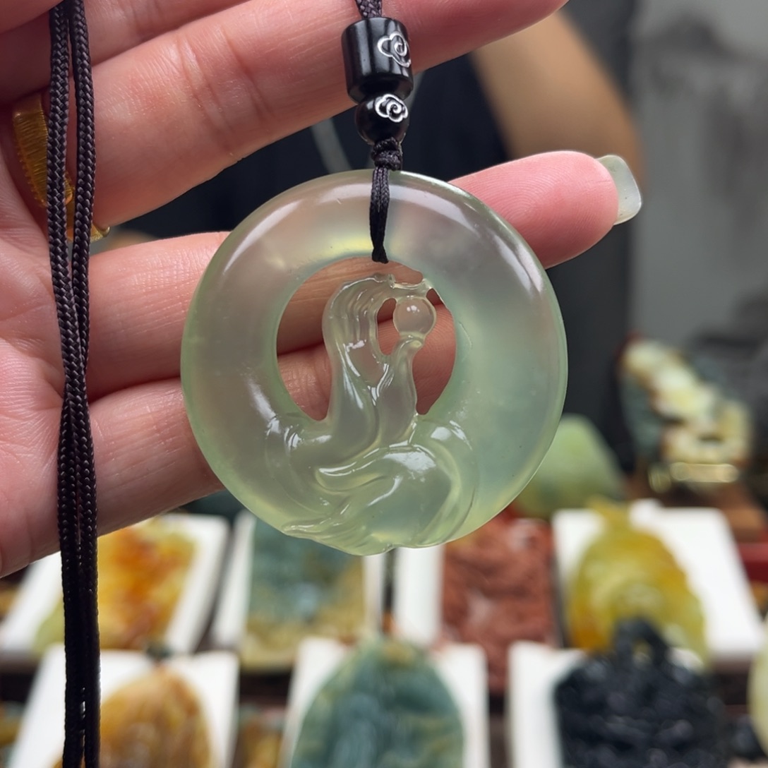 岫玉未镶嵌颈饰挂件