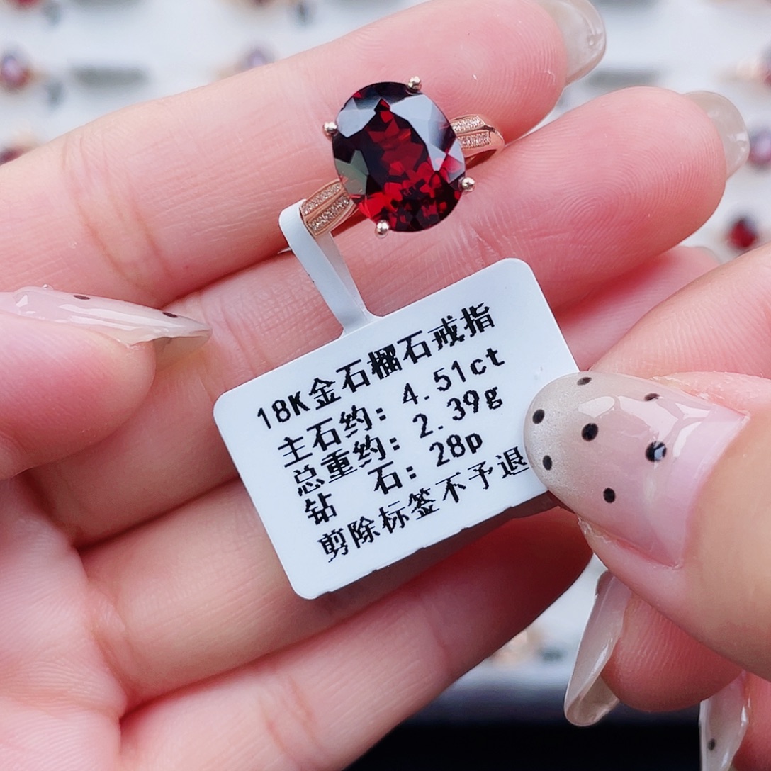 18K金镶嵌戒指石榴石