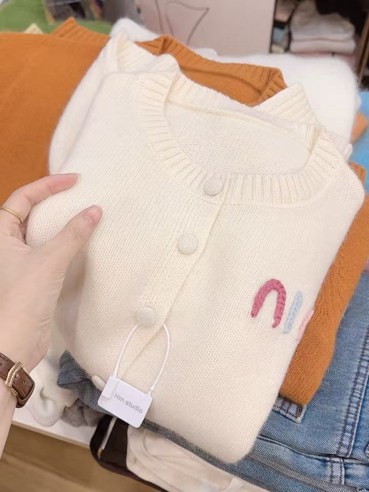 七言家巨好看！#米白彩色字母包扣软糯毛衣开衫045