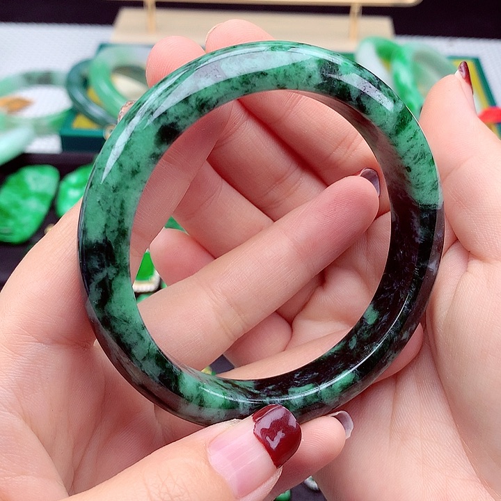 翡翠手镯未镶嵌翡翠