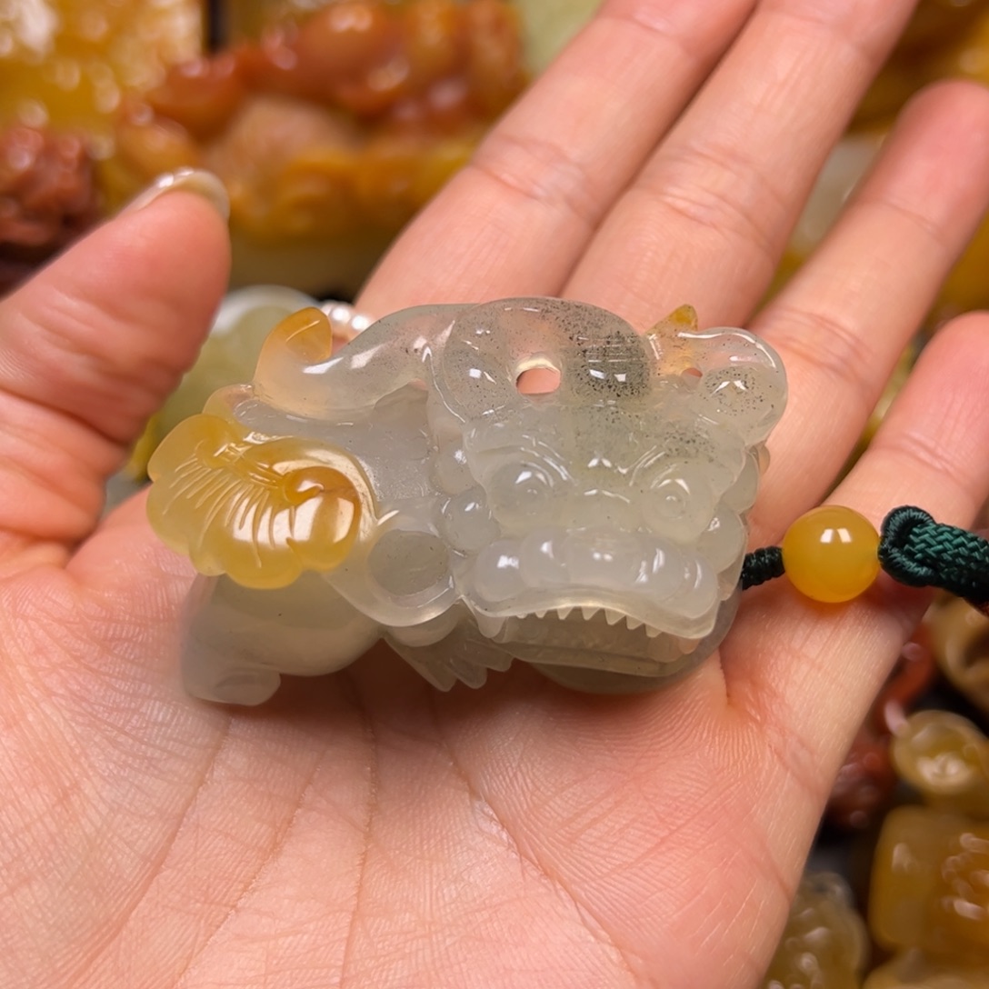 石英质玉（黄龙玉）未镶嵌颈饰
