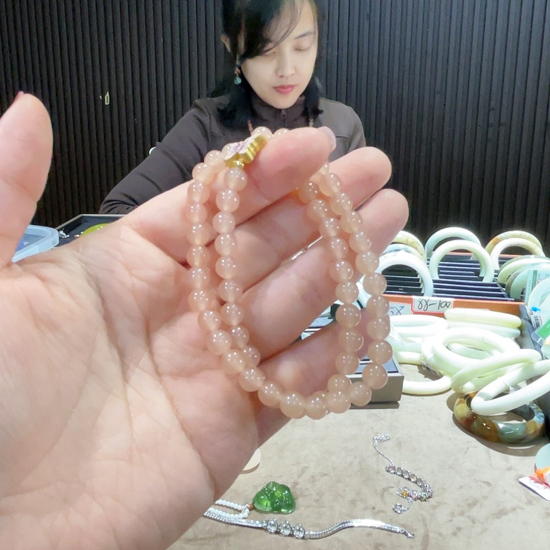 蛇纹石玉颈饰未镶嵌暴****羊