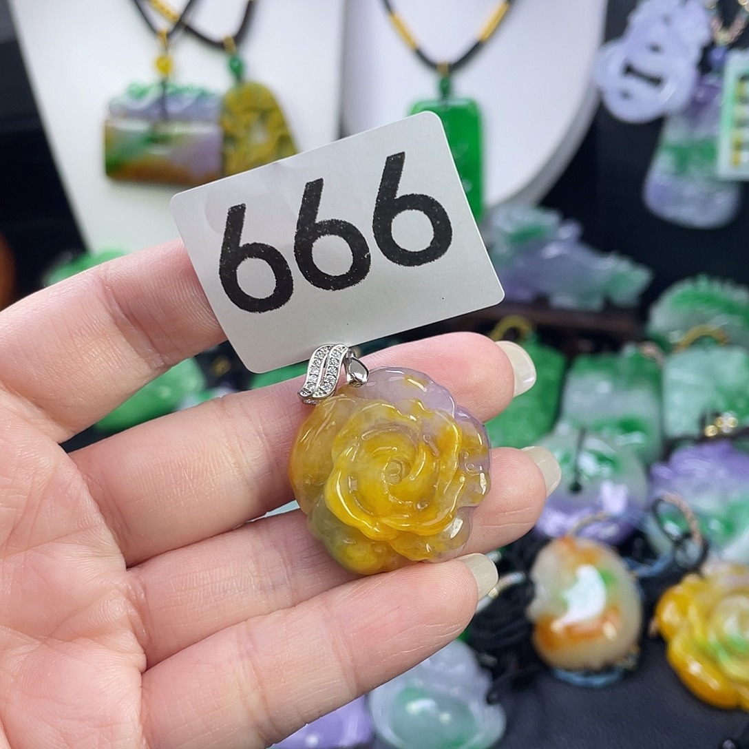 翡翠未镶嵌吊坠(赠链)