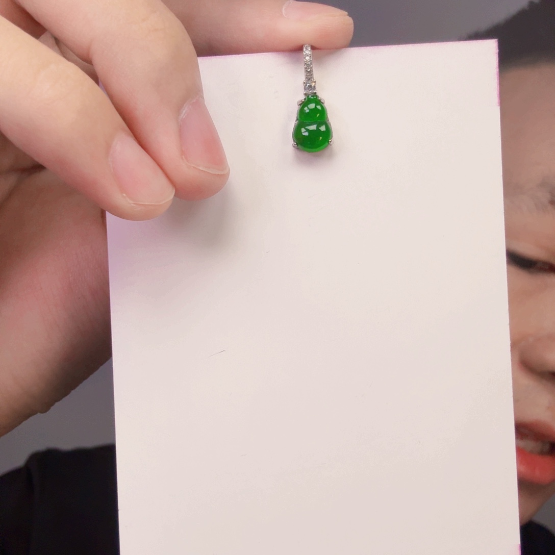 翡翠未镶嵌颈饰一件