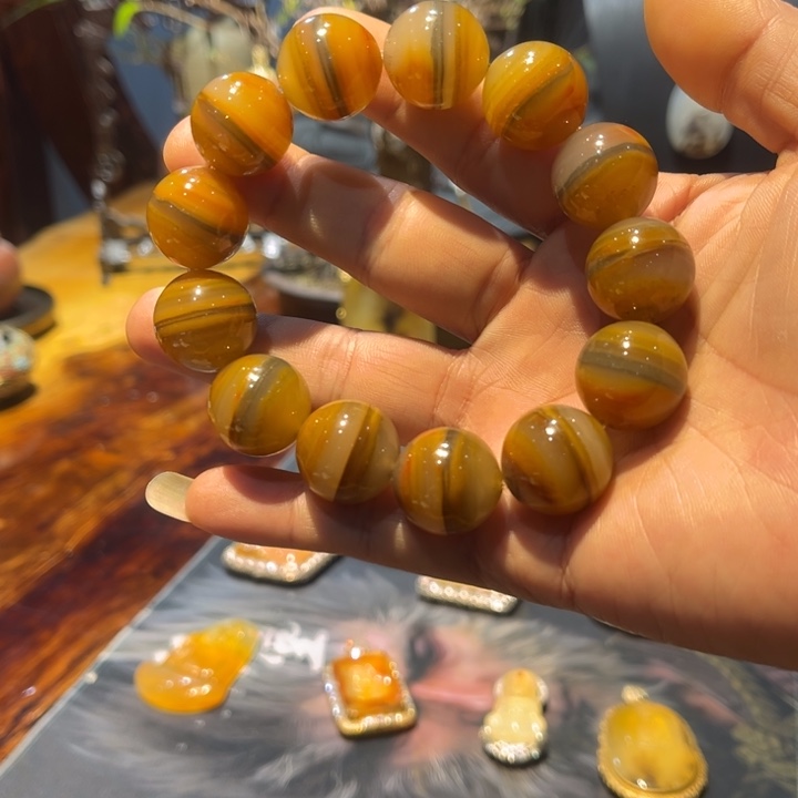 未镶嵌石英质玉（黄龙玉）颈饰