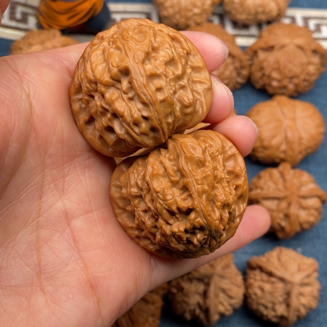 文玩核桃把件40全品三角白