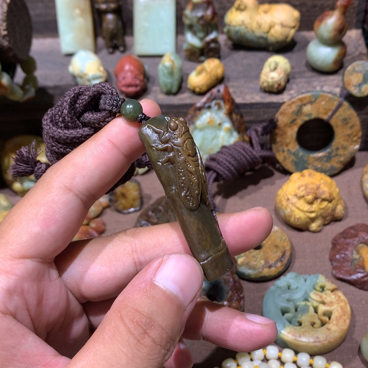 未镶嵌岫岩河磨玉（透闪石质玉）把件