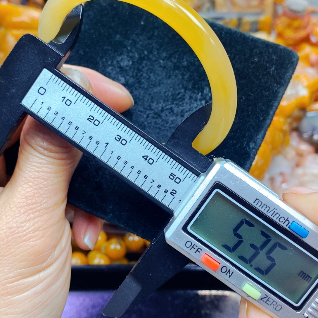 未镶嵌石英质玉（黄龙玉）颈饰