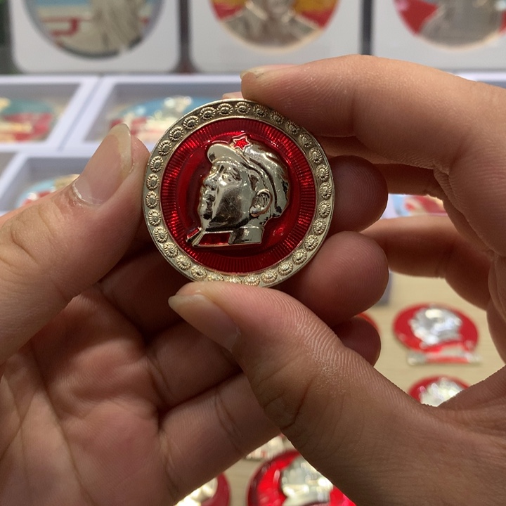 其他普通金属红章直板武像葵花边。  