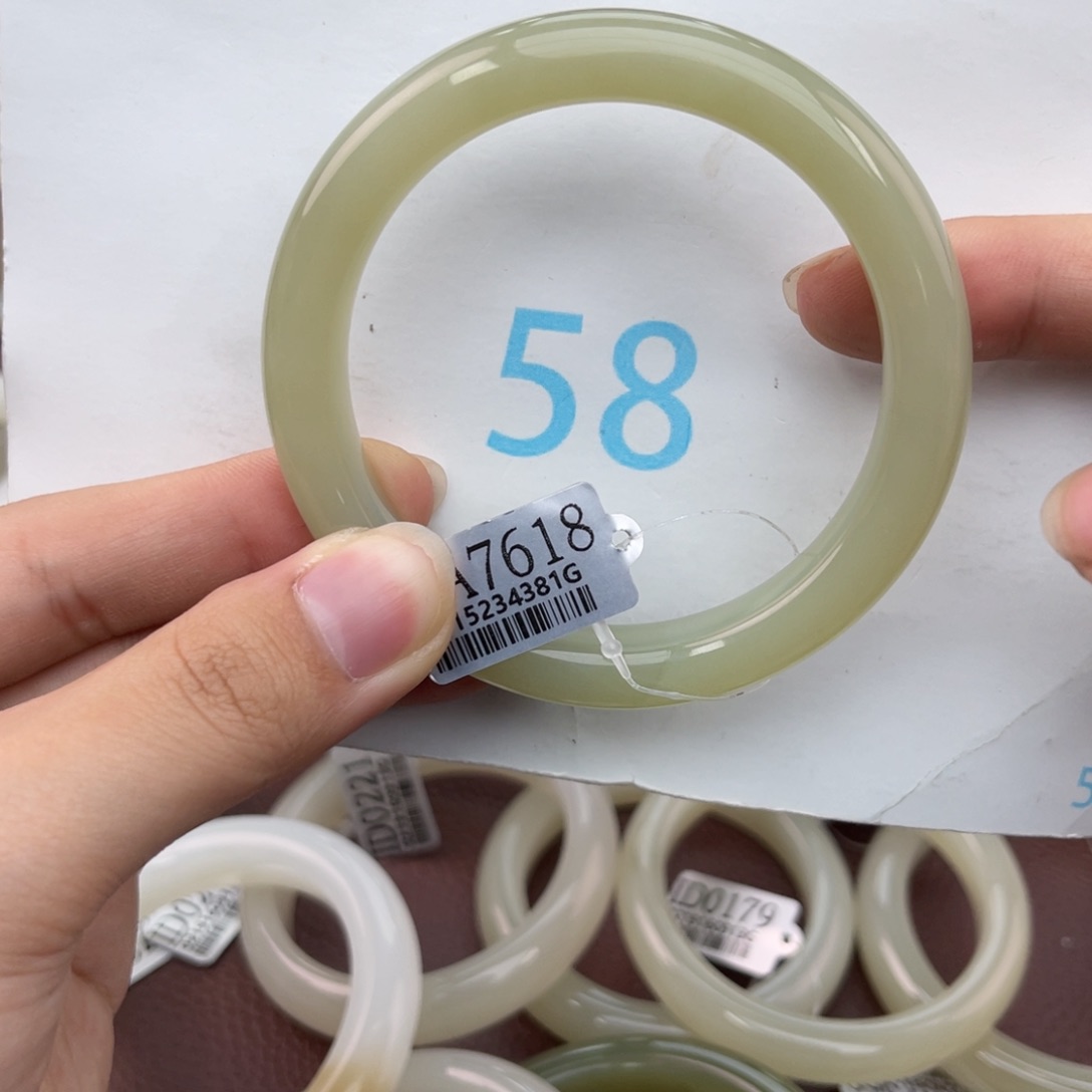 和田玉手镯未镶嵌荷**色