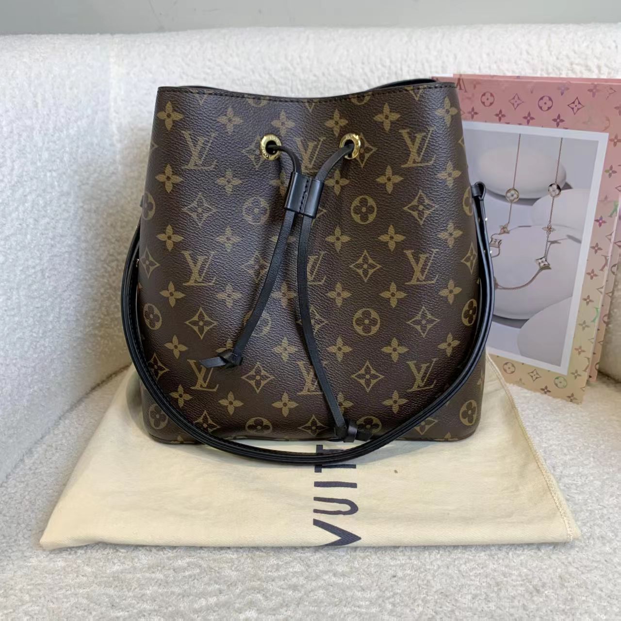 99新 LouisVuitton/路易威登 壹臻/老花黑水桶包 /26867569